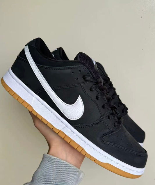 Nike Dunk Low "black gum"  黑白 （CD2563-006）
