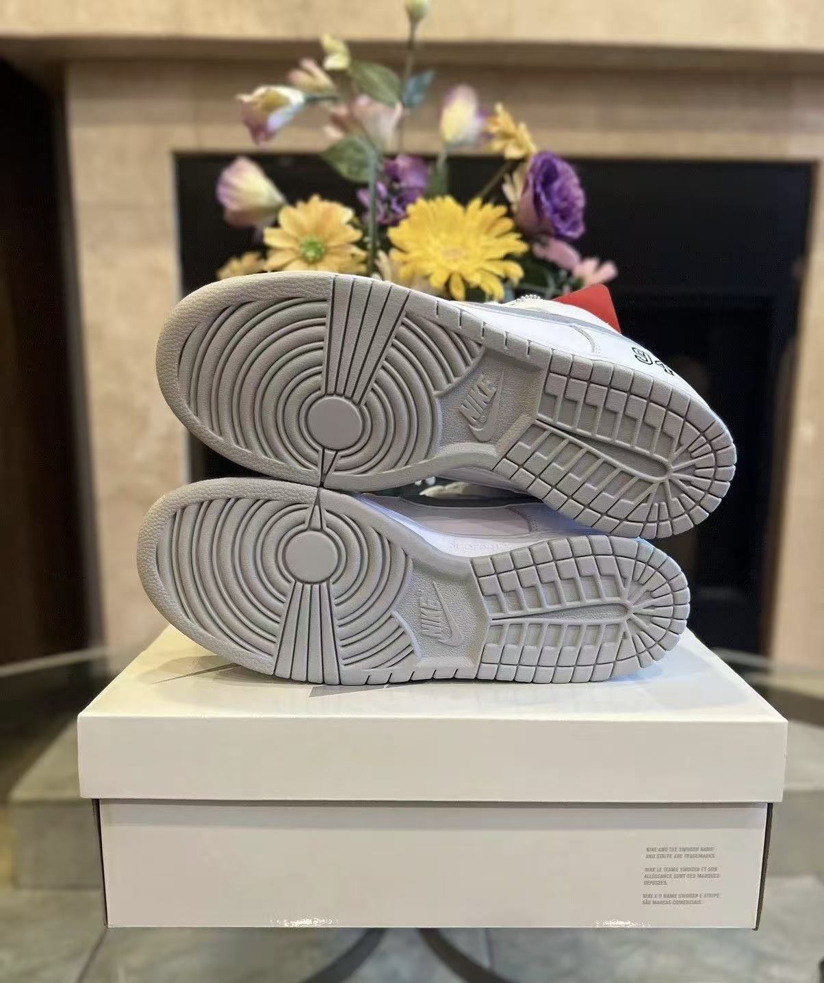 Nike Dunk Low x Supreme （HQ8487-100）