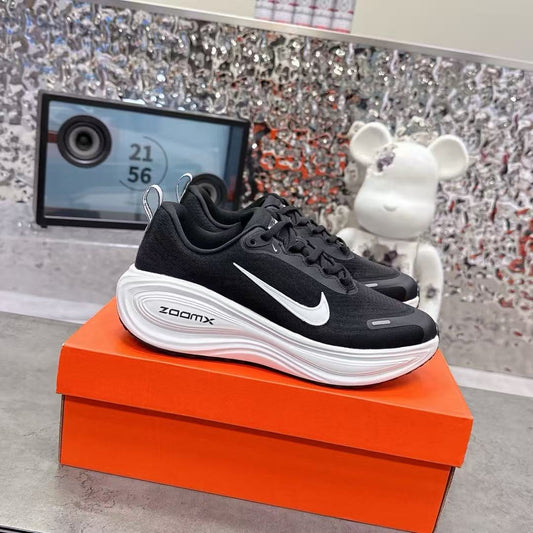 Nike Vomero Plus 黑白 （HV8150-002）