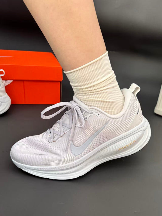 Nike Vomero 18 ZoomX 灰色 （HM6803-009）