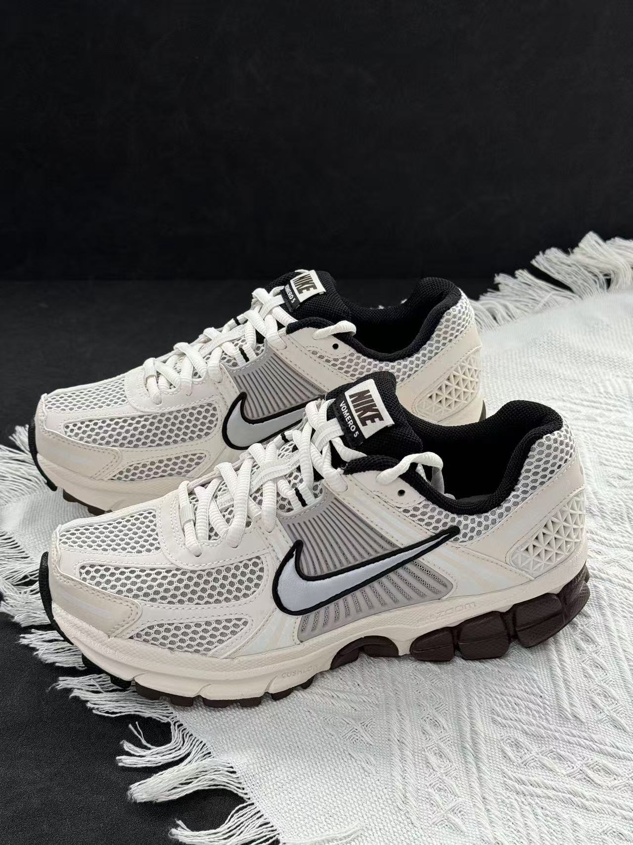 Nike Zoom Vomero 5 米銀色 （FJ2028-001）