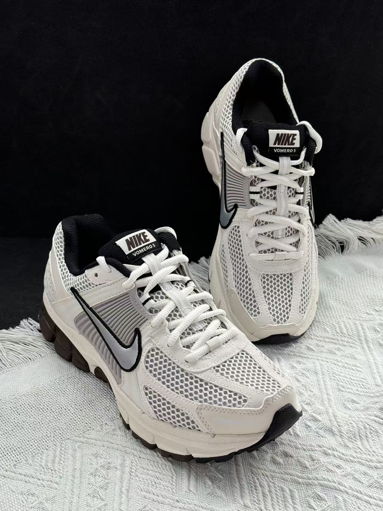 Nike Zoom Vomero 5 米銀色 （FJ2028-001）