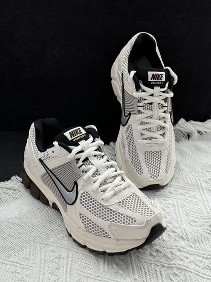 Nike Zoom Vomero 5 米銀色 （FJ2028-001）