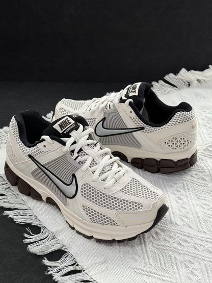Nike Zoom Vomero 5 米銀色 （FJ2028-001）