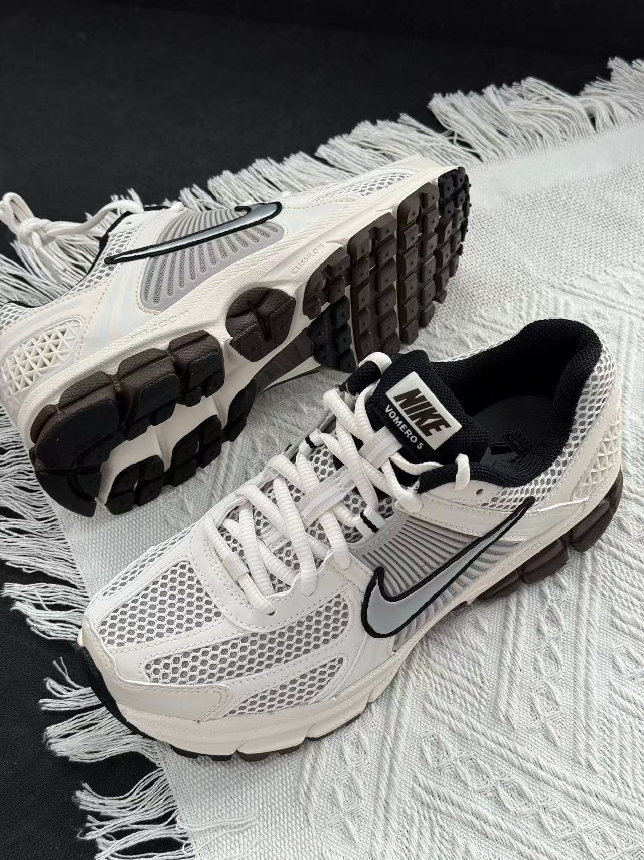 Nike Zoom Vomero 5 米銀色 （FJ2028-001）