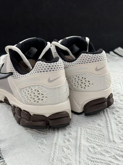 Nike Zoom Vomero 5 米銀色 （FJ2028-001）