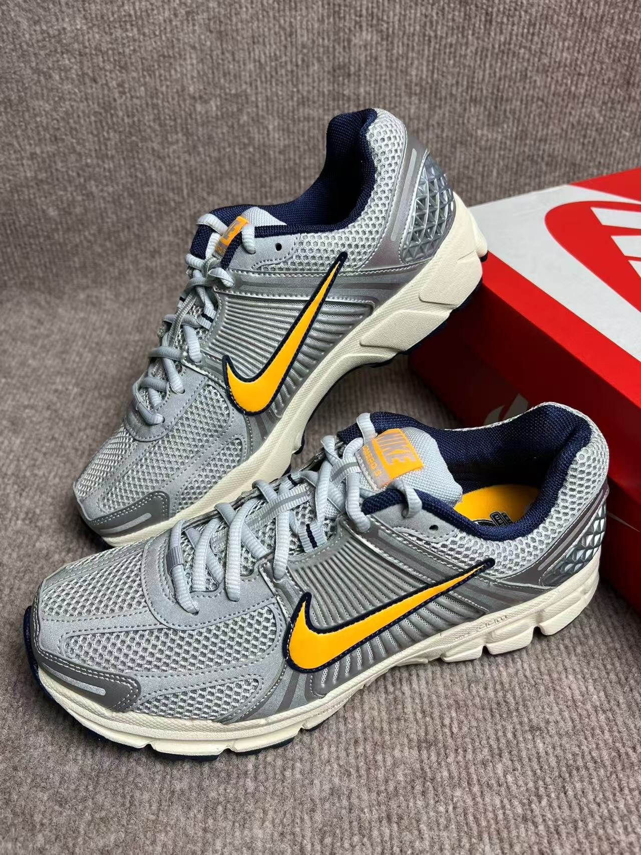 Nike Zoom Vomero 5 灰橙 （FJ4151-001）