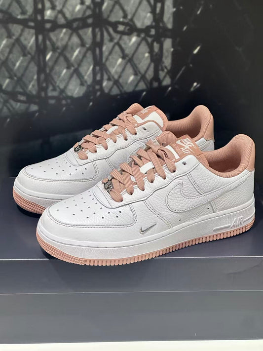 Nike Air Force 1  白粉 （IB6543-100）